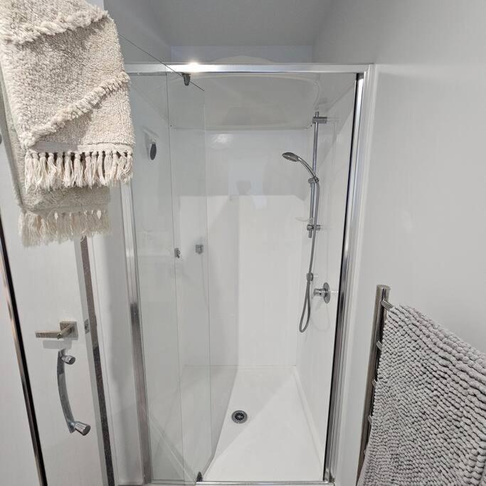 Entire House - Brand New 2 Bedroom House 로어허트 외부 사진