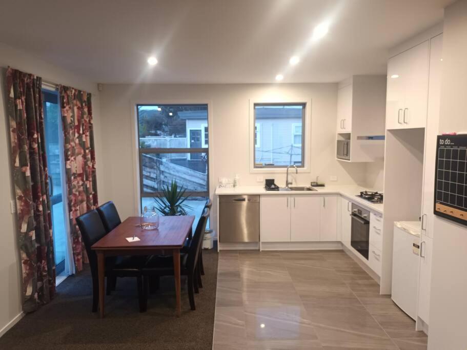Entire House - Brand New 2 Bedroom House 로어허트 외부 사진
