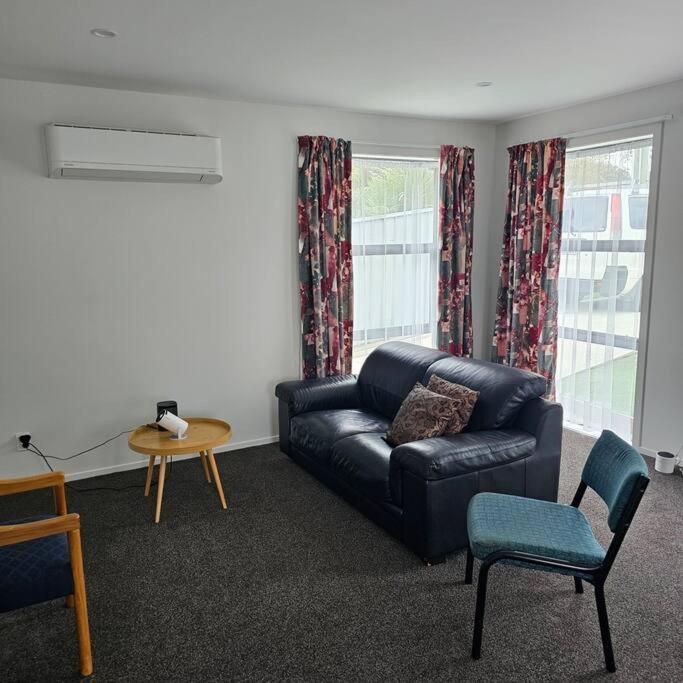 Entire House - Brand New 2 Bedroom House 로어허트 외부 사진